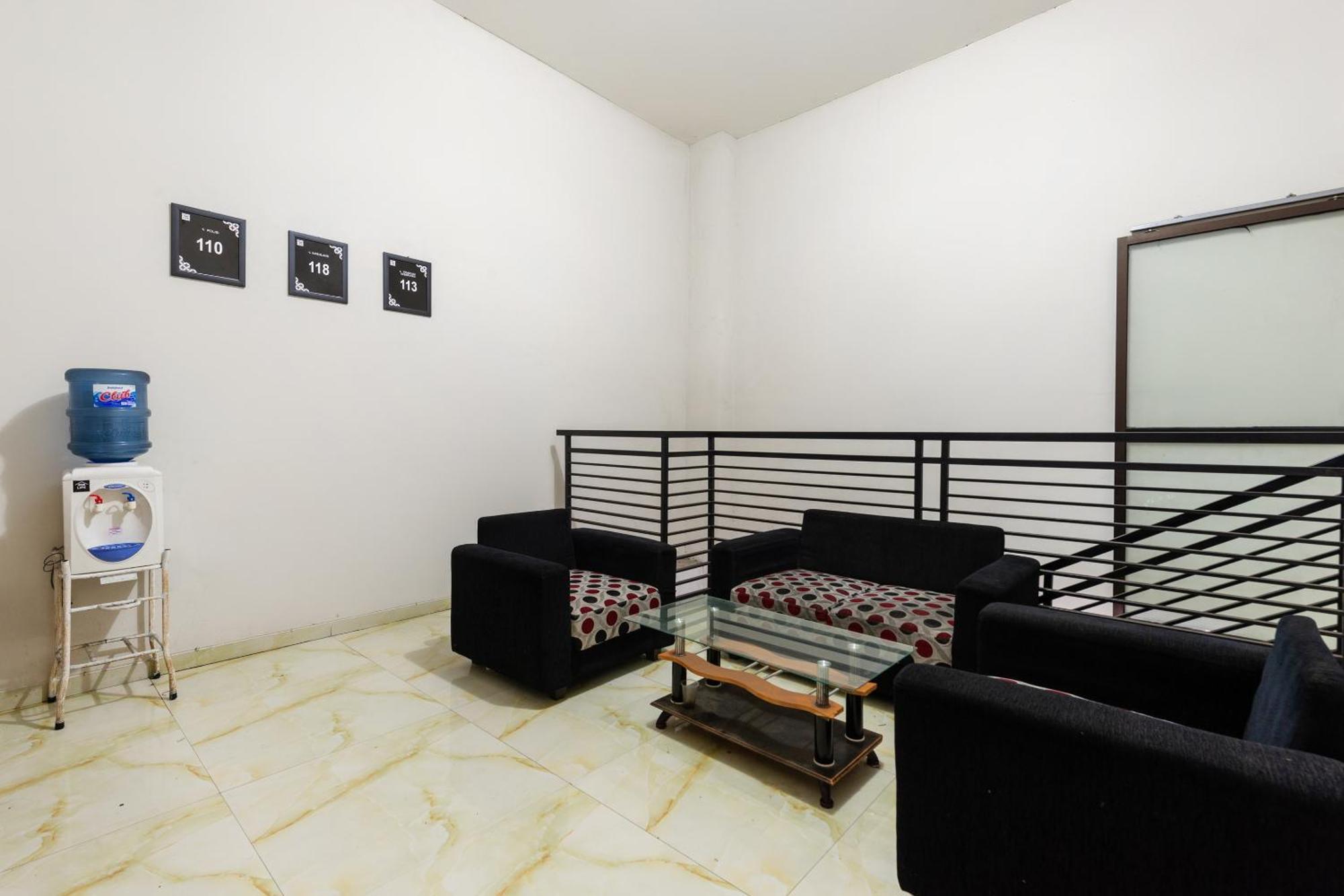 Oyo Life 2108 Griya Aisyah Residence Sorabaya Extérieur photo